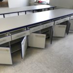 Kombination von Unterschränken für Labormöbel