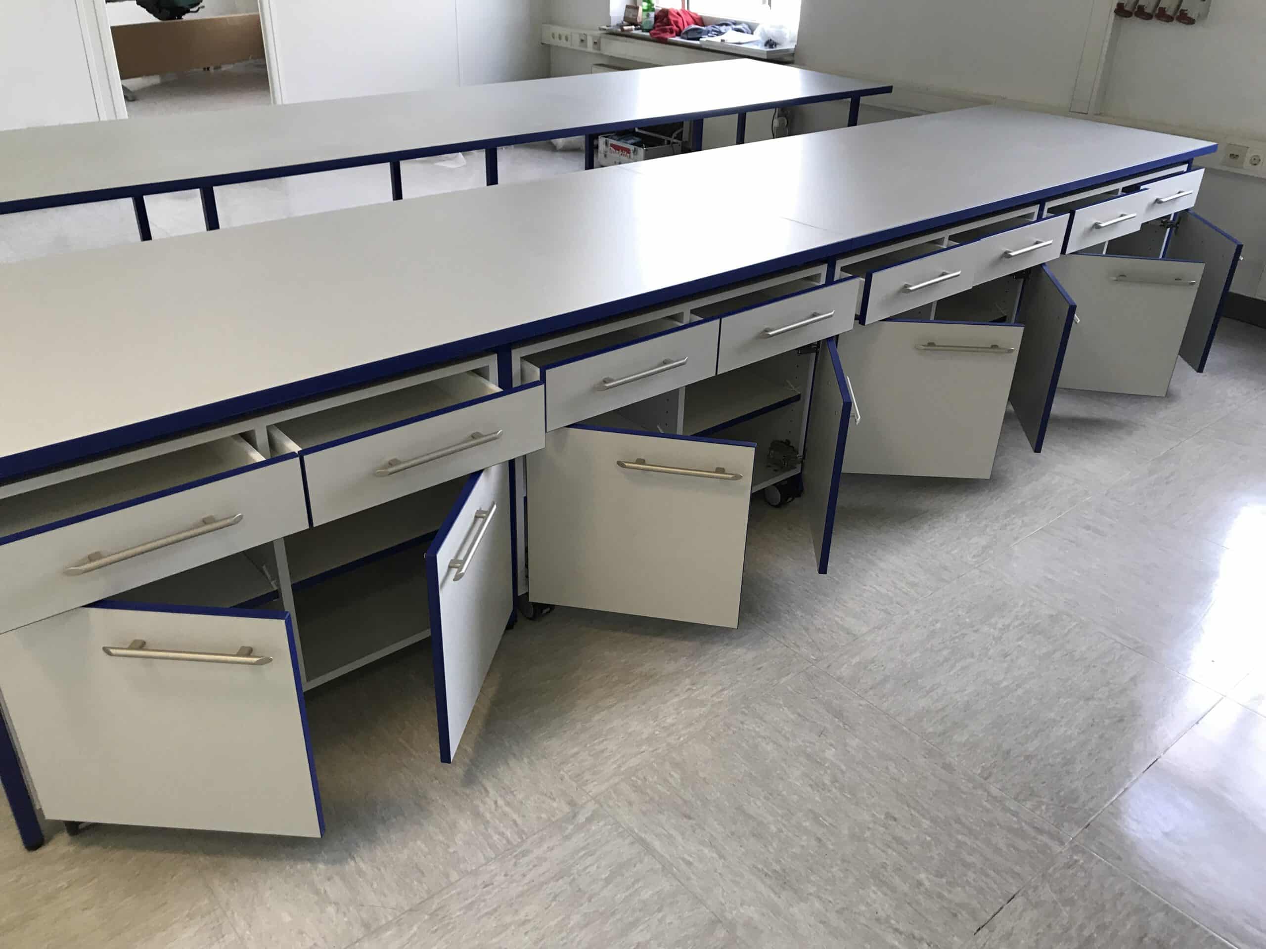 Kombination von Unterschränken für Labormöbel