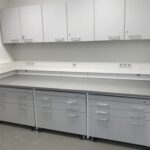 Schrankgarnitur für Labor, bestehend aus mehreren zusammenpassenden Schränken