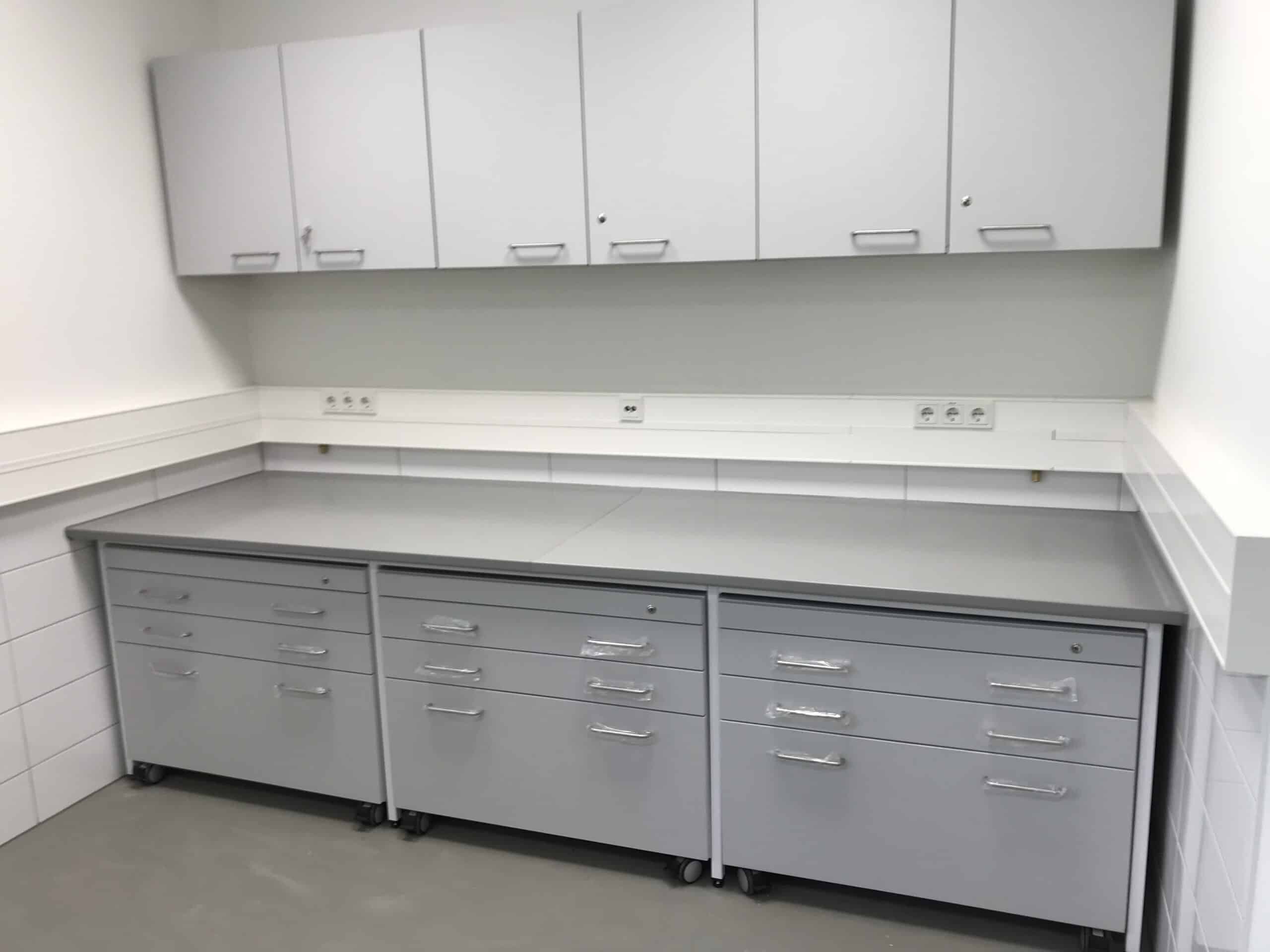 Schrankgarnitur für Labor, bestehend aus mehreren zusammenpassenden Schränken